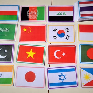 Puede incluir: Un conjunto de 15 banderas coloridas que representan diferentes pa&iacute;ses. Las banderas est&aacute;n impresas en cartulina blanca y tienen un borde blanco. Las banderas incluyen: Om&aacute;n, Afganist&aacute;n, Irak, Tailandia, Arabia Saudita, China, Corea del Sur, Indonesia, Pakist&aacute;n, Vietnam, Turqu&iacute;a, Bangladesh, India, Jap&oacute;n e Israel.