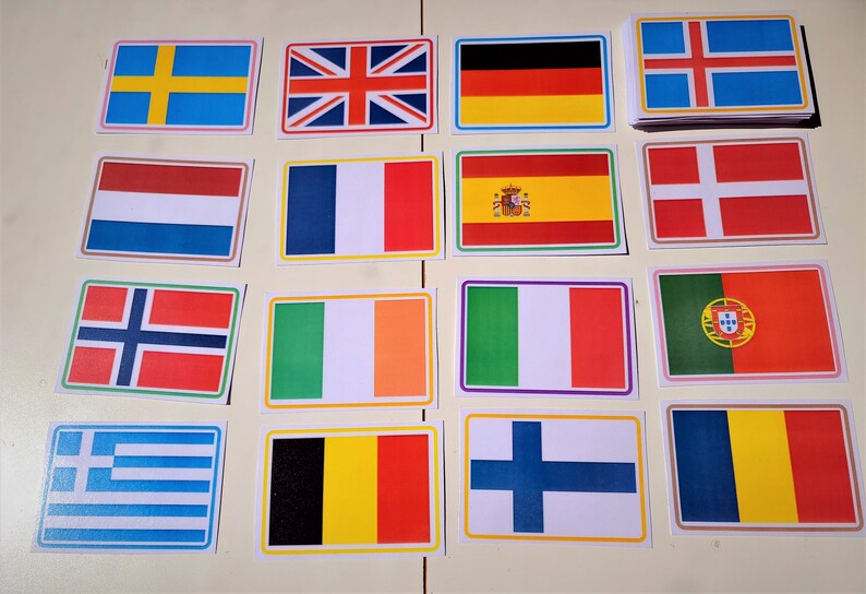 Puede incluir: Un conjunto de 16 tarjetas rectangulares de colores con banderas de diferentes pa&iacute;ses. Las banderas est&aacute;n impresas en cartulina blanca y tienen un borde de colores.