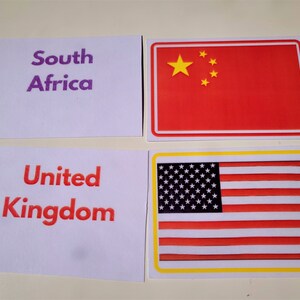 Puede incluir: Cuatro tarjetas blancas con bordes morados, rojos y amarillos. La tarjeta superior izquierda tiene el texto "Sud&aacute;frica" en morado. La tarjeta superior derecha tiene una bandera roja con una estrella amarilla y cinco estrellas amarillas m&aacute;s peque&ntilde;as. La tarjeta inferior izquierda tiene el texto "Reino Unido" en rojo. La tarjeta inferior derecha tiene una bandera roja, blanca y azul con un borde amarillo.