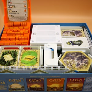 Organiseur pour Catane + Cities & Knights + 5 ou 6 rallonges pour joueurs avec plateaux pour joueurs et plateaux pour cartes de ressources. Imprimé en 3D.