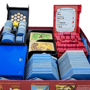 Organizer voor Catan + Seafarers + 5-6 spelersuitbreidingen met spelersvakken en opbergvakken voor resourcekaarten. 3D-geprint.