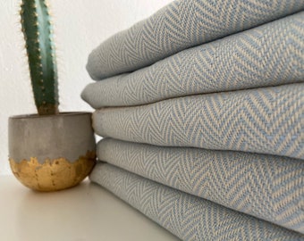 Coperta da divano in cotone azzurro pallido, coperta a spina di pesce tessuta a mano