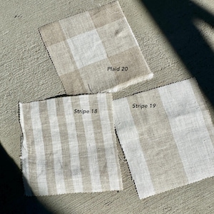 Puede incluir: Tres muestras de tela, una con un patr&oacute;n de cuadros etiquetada como "Plaid 20", otra con un patr&oacute;n de rayas etiquetada como "Stripe 18" y otra con un patr&oacute;n de rayas etiquetada como "Stripe 19".