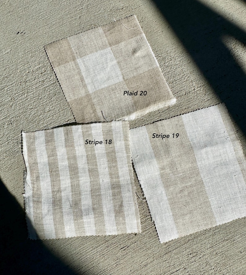 Puede incluir: Tres muestras de tela, una con un patr&oacute;n de cuadros etiquetada como "Plaid 20", otra con un patr&oacute;n de rayas etiquetada como "Stripe 18" y otra con un patr&oacute;n de rayas etiquetada como "Stripe 19".