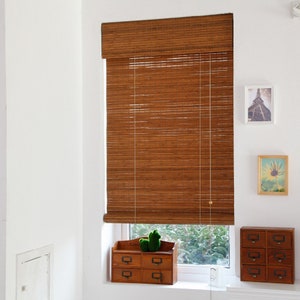 Cortinas romanas de bambú grueso: un tratamiento natural y moderno para ventanas