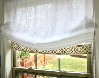 Cortina romana personalizada em linho branco com acabamento decorativo, cortina de janela com pregas suaves.
