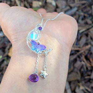 Collar de cristal lunar, collar con colgante de luna creciente de amatista envuelto en alambre, collar de cristal envuelto en alambre, colgante de luna envuelto en alambre, mariposa