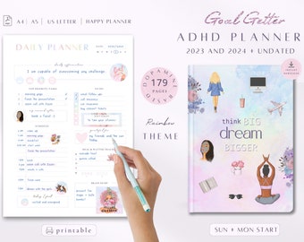 Op de afbeelding: Een roze en blauwe planner met een regenboogthema. De omslag heeft de tekst "Goal Getter ADHD Planner 2023 and 2024 + Undated" en illustraties van een vrouw, een vliegtuig, een kopje koffie en een boek. De planner heeft 179 pagina's en is printbaar.