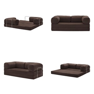 Puede incluir: Cuatro im&aacute;genes muestran un sof&aacute; convertible en varias configuraciones. El sof&aacute; es de color marr&oacute;n oscuro, con reposabrazos redondeados y un dise&ntilde;o plegable. El marco de metal es visible en algunas configuraciones.