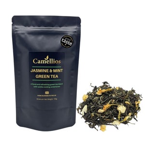 Könnte beinhalten: Ein schwarzer Beutel mit einem weißen Etikett, auf dem "Camellios Jasmine & Mint Green Tea" steht. Das Etikett enthält auch den Text "A floral and refreshing green tea blend with subtle cooling undertones" und "Hand Blended in the UK". Der Beutel enthält losen grünen Tee mit weißen Jasminblüten.