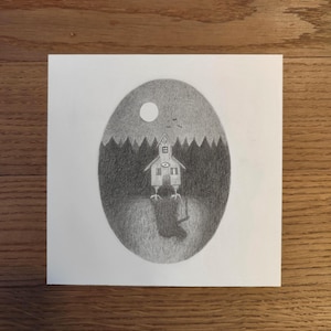 Puede incluir: Dibujo a lápiz sobre papel blanco que representa un paisaje surrealista. Una forma ovalada contiene una casa con patas de pollo, un bosque y una luna llena. La obra está realizada en tonos grises y negros, creando una escena caprichosa y onírica.