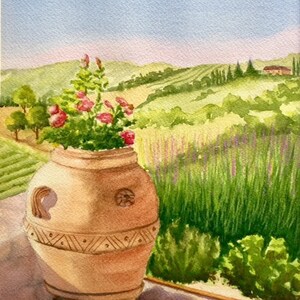 Puede incluir: Una pintura de acuarela de una maceta de terracota llena de flores rosas, sentada en un borde de piedra con vistas a un paisaje verde ondulado. El cielo es de un azul suave con un toque de rosa en la distancia.