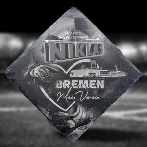 Könnte beinhalten: Ein quadratischer, dunkelgrauer Schieferuntersetzer mit Fußballmotiv. Der Untersetzer zeigt den Namen "NIKLAS" in 3D-Schrift, das Wort "BREMEN" und den Satz "Mein Verein". Ein Fußball und ein Stadion sind ebenfalls abgebildet.