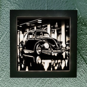 Könnte beinhalten: Schwarz-Weiß-Druck in einem Rahmen eines klassischen Oldtimers, eines Volkswagen Käfers, in einer Garage. Das Bild ist eine kontrastreiche Illustration, bei der die Details und Reflexionen des Autos deutlich sichtbar sind. Der Rahmen ist schwarz.