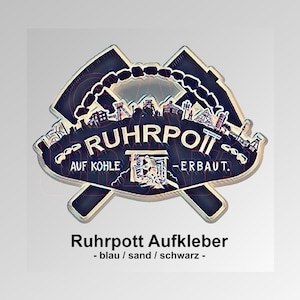 Könnte beinhalten: Ein blau-schwarzer Ruhrpott Aufkleber-Aufkleber mit einem stilisierten Industrielandschaftsdesign. Der Aufkleber zeigt den Text "RUHRPOTT" und "AUF KOHLE - ERBAUT." Darunter steht "Ruhrpott Aufkleber - blau / sand / schwarz -."