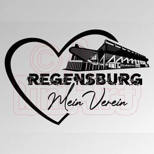 Könnte beinhalten: Schwarz-weißes Grafikdesign mit einem Herz, dem Stadtnamen "Regensburg" und dem Satz "Mein Verein". Das Design enthält eine Stadionillustration.