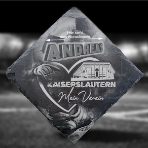 Könnte beinhalten: Ein dunkelgrauer, rautenförmiger Untersetzer aus Schiefer mit dem Namen "ANDREAS" in fetter, 3D-Schrift. Darunter befindet sich ein Herz mit den Worten "KAISERSLAUTERN Mein Verein" und einer Stadionillustration. Der Text "Hier steht dein Wunschname" ist ebenfalls vorhanden.