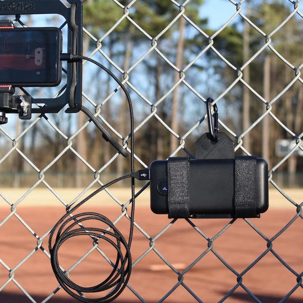 FenceGripz - Universal Clip On Power Bank Holder for Chain Link Fence and Netting (Baseball. Softball, Tennis)
