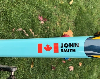 Autocollant/autocollant de vélo avec nom personnalisé et drapeau du Canada (empilés) - Style #2