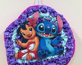 Piñata inspirada en la chica de la isla y el extraterrestre azul: 53 x 45 x 10 cm