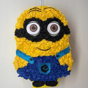 Piñata de Minion hecha a mano de 23" de alto