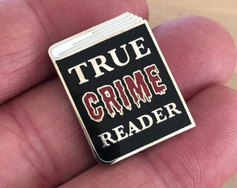 True Crime Reader Esmalte Pin