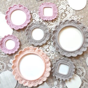 Cadres ronds rose gris au crochet pour photos peintures transferts avec fond cartonné amovible