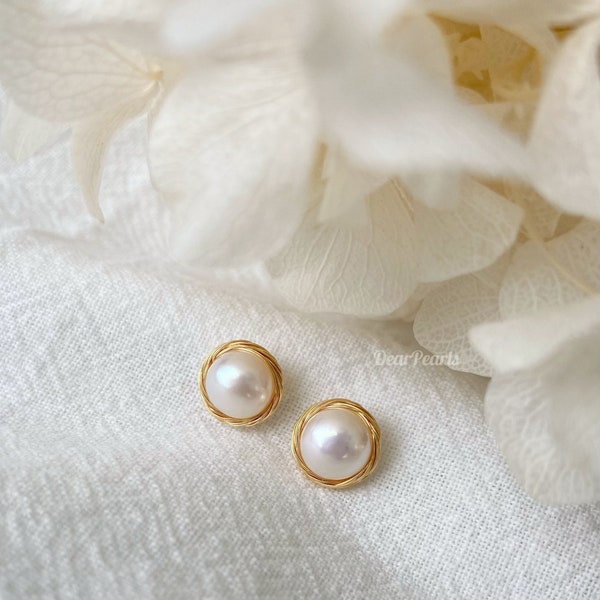 Pearl Stud Oorbellen: Gouden Studs Flat Pearl Oorbellen - Bruidsoorbellen Parel Sieraden - Wire Wrapped Zoetwaterparels met 14K goud gevuld