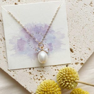 Collar con colgante de perlas de agua dulce chapado en oro - Collar de perlas de mariposa con lazo de circonita - Elegante joya nupcial, regalo de cumpleaños para ella