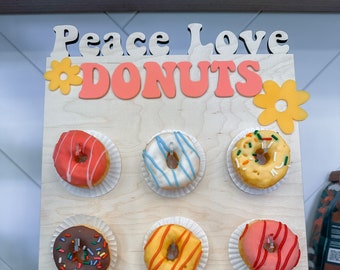 Groovy Mini Donut Wall, Tafelblad Donut Display, Peace Love Donuts, Groovy Party Decor, Party Supplies, Festival Party, Dessert Table