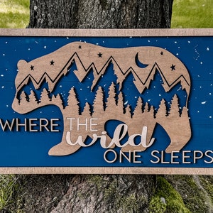 Wo der Wilde Bär den Nachthimmel schläft, Kinderzimmer Zeichen, Waldbär Schlafzimmer Dekor, Holz Wand-Kunst, Zwillings-Baby-Dusche-Geschenk, Berg-Silhouette