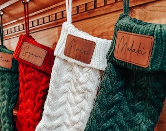 Gepersonaliseerde kabelgebreide kousen voor Kerstmis, kousen met leren patch, kousen met naamplaatjes, gebreide wit rood groene kousen