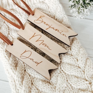 Personalisierte Geschenkanhänger für Kinder, Korb Tags, Weihnachtsstrümpfe, Holz Namensschild mit Strumpf, Hochzeit Gastgeschenk Namenskarte