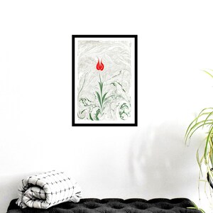Puede incluir: Una impresi&oacute;n enmarcada de un tulip&aacute;n rojo con hojas verdes sobre un fondo marmoleado blanco y verde.