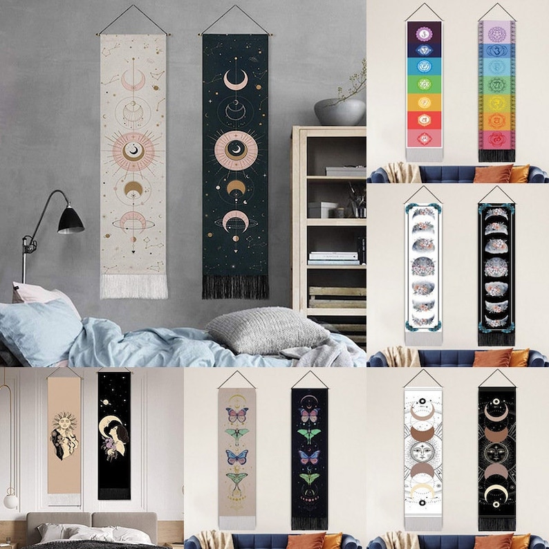 Pode incluir: Conjunto de 10 tape&ccedil;arias de parede com v&aacute;rios designs, incluindo corpos celestes, borboletas e padr&otilde;es florais. As tape&ccedil;arias s&atilde;o retangulares e t&ecirc;m uma franja na parte inferior. Elas s&atilde;o exibidas em uma parede em um ambiente dom&eacute;stico.