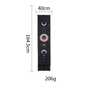 Pode incluir: Tape&ccedil;aria preta e branca com um design de lua rosa e estrelas. A tape&ccedil;aria tem 164,5 cm de altura e 40 cm de largura e pesa 206 gramas.