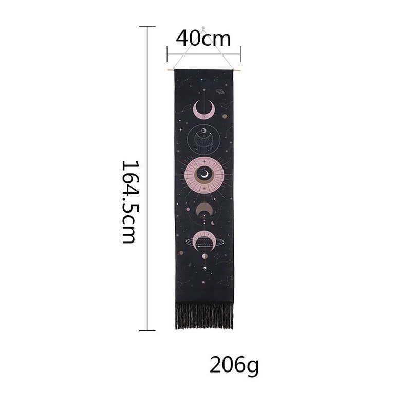Pode incluir: Tape&ccedil;aria preta e branca com um design de lua rosa e estrelas. A tape&ccedil;aria tem 164,5 cm de altura e 40 cm de largura e pesa 206 gramas.