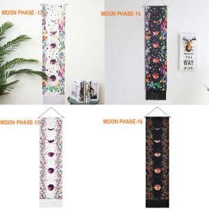 Pode incluir: Quatro tape&ccedil;arias de parede com diferentes fases da lua, cada uma com um fundo preto e um contorno branco da lua. As tape&ccedil;arias s&atilde;o decoradas com padr&otilde;es florais e t&ecirc;m franjas na parte inferior. O texto "MOON PHASE-13", "MOON PHASE-14", "MOON PHASE-15" e "MOON PHASE-16" est&aacute; impresso na parte superior de cada tape&ccedil;aria.