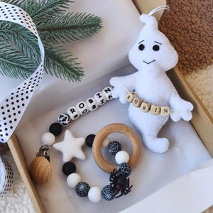 Gothic Baby Presentset, Svartvit Spökskallra, Personlig Nappklämma, Babygymleksaker