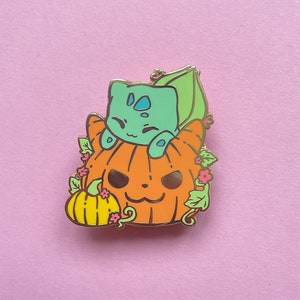 Süßer Bisasam Halloween Emaile Pin: Magie zum Tragen image 1