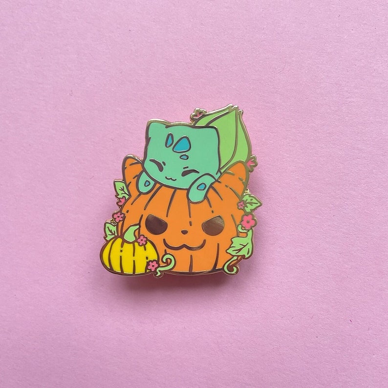 Süßer Bisasam Halloween Emaile Pin: Magie zum Tragen image 1