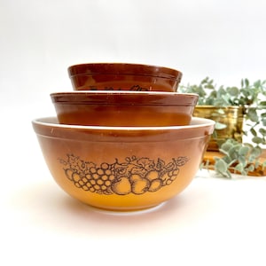 Set of 4 1960s Pyrex Cinderella Nesting Bowls (0721) Set of 4 1960s Pyrex Cinderella Nesting Bowls (0721)
