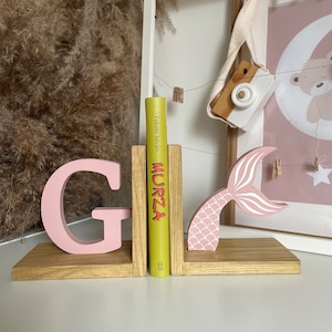 Sujetalibros de bebé personalizados de sirena en color rosa pastel, sujetalibros para habitación de niños, decoración de guardería de niña, soportes para libros para dormitorio, letra inicial del nombre