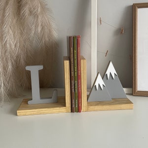 Sujetalibros para bebé personalizados Grey Mountains, sujetalibros para habitación de niños, decoración de guardería para niña y niño, soportes para libros para dormitorio, letra inicial del nombre