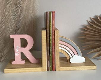 Gepersonaliseerde Babyboekensteunen Pastel Roze Regenboog, Boekensteun voor Kinderkamer, Babymeisje Kinderkamer Decor, Slaapkamer Boekenstandaards, Eerste initiële naamletter