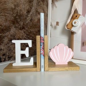 Sujetalibros para bebé personalizados de concha en color rosa pastel, sujetalibros para habitación de niños, decoración de guardería de niña, soportes para libros de dormitorio, letra inicial del nombre