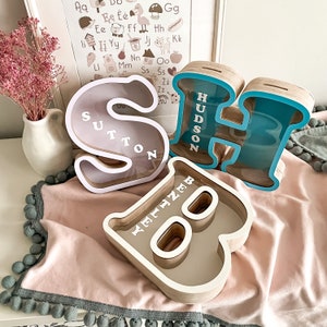 Hucha personalizada con nombre y letra, hucha con inicial, regalo para niños, tarro de monedas personalizado, regalo de cumpleaños, decoración de habitación de madera hecha a mano