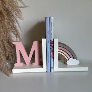 Sujetalibros para bebé personalizados Arcoíris rosa pastel, Sujetalibros para habitación de niños, Decoración de guardería de niña, Soportes para libros para dormitorio, Letra inicial del nombre