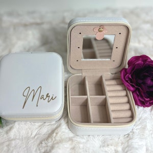 Personalized Leather Jewelry Box, Travel Jewelry Case, Gift for Her, Bridesmaid Gift, Gift for Mom, Gift for Friend, Gift for Wife
