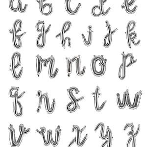 Könnte beinhalten: Silberne Folienballons mit kursiven Kleinbuchstaben, a bis z. Jeder Buchstabe ist aufgeblasen und bereit für eine Party oder Veranstaltung. Die Buchstaben sind in Reihen und Spalten vor weißem Hintergrund angeordnet.